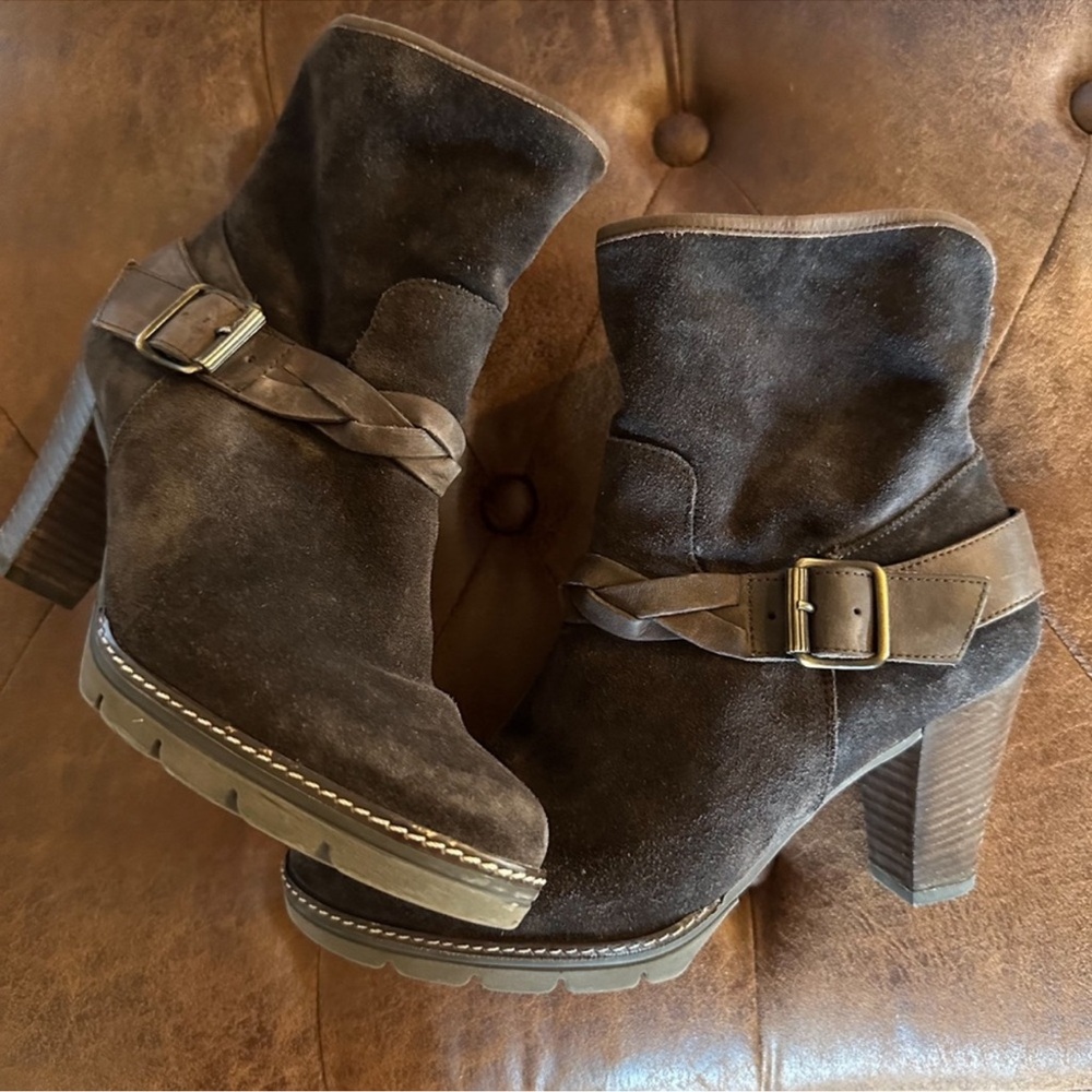 Paul Green Obermaterial Echt Leder
Chocolate Suede
Braided Lug Sole Ankle Boots